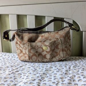 Coach small signature Brown handbag no. A2j-6094